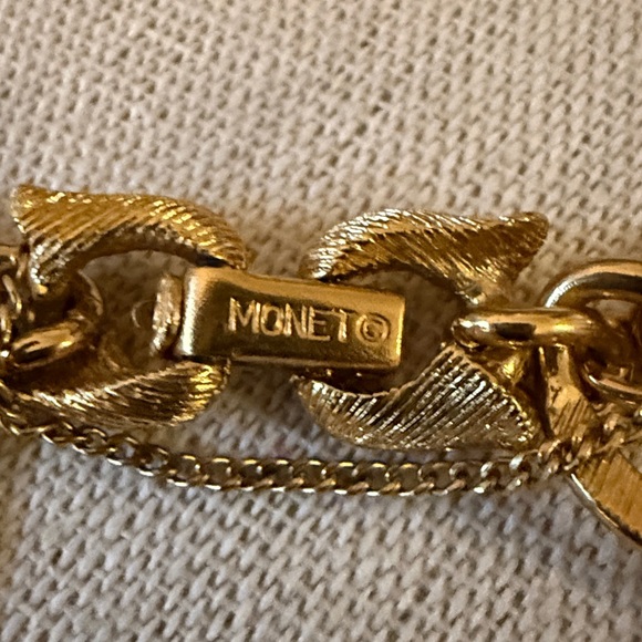Monet Vintage Gold Plated Link Bracelet with 3 Charms & Safety Chain. Signed. - Picture 7 of 7